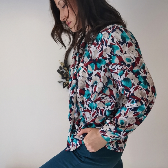 Medium vintage jabot collared floral blouse, blue, red and white retro top - Picture 6 of 8